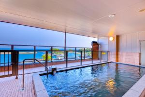 岛原市Hotel Seaside Shimabara的一座海景建筑中的游泳池