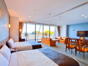 岛原市Hotel Seaside Shimabara的酒店客房设有两张床和一个阳台。