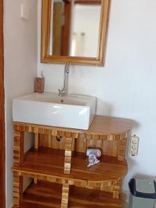 珀尼达岛Gamat Garden Homestay的浴室设有白色水槽和镜子