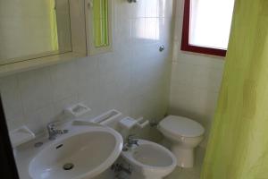 赛拉诺B&B Masseria Donna Carlotta的一间带水槽和卫生间的浴室