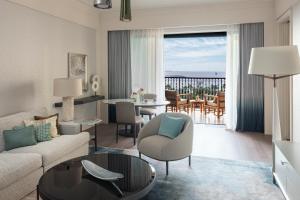 迪拜朱美拉海滩迪拜四季酒店的客厅配有沙发和桌子