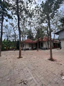乌杜皮Eesha Residency的庭院中间有树木的建筑