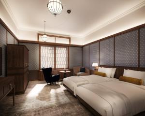日光日光金谷酒店 的卧室配有一张白色大床和一把椅子