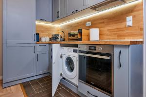 圣弗拉斯Florance Rentals Luxury Apartments in Saint Vlas的厨房配有洗衣机和烘干机