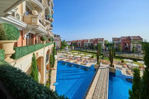 圣弗拉斯Florance Rentals Luxury Apartments in Saint Vlas的从大楼内可欣赏到游泳池的景色