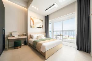 始兴市Le collective Siheung Wavepark的一间卧室设有一张床和一个大窗户