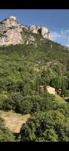 穆斯捷-圣玛丽Domaine d'Angouire的一座大山,上面有一座房子
