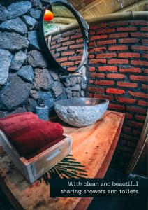 姆杜克Desa Eko的一间带水槽、镜子和岩石墙的浴室