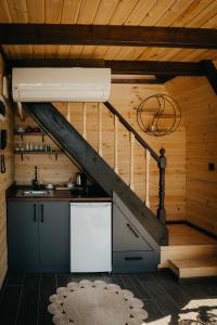 里泽Bungalife的小木屋内的厨房,设有楼梯