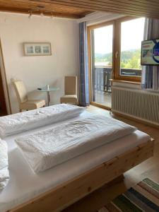 ObersdorfGästehaus Lemmerer的一间卧室设有一张床和一个大窗户