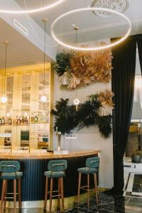 阿利坎特Casa Alberola Apartments的餐厅的酒吧,带绿色凳子
