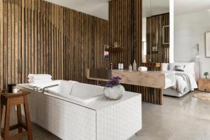 仙女港漂移公寓式酒店的带浴缸的浴室和卧室
