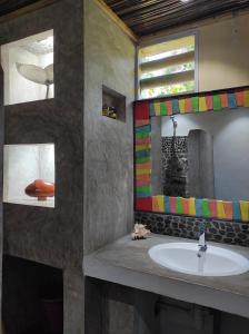 Nosy KombaVilla Ilo Komba的一间带水槽和镜子的浴室