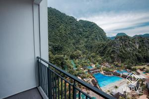 淡文Ipoh Tambun Lost World Onsen by Verve的享有度假胜地景致的阳台