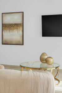 约阿尼纳Cens Platinum Luxury Suites的带沙发和玻璃桌的客厅