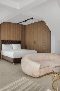 约阿尼纳Cens Platinum Luxury Suites的一间带两张床和一张沙发的卧室