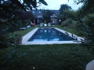 尼韦勒Beatrice's gardens的一座房子后院的游泳池