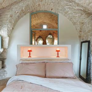 切列梅萨皮卡Masseria LoJazzo的一间卧室,配有一张带两盏灯的床。