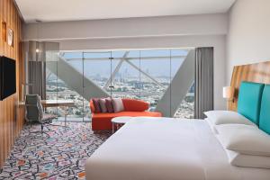 阿布扎比Andaz Capital Gate Abu Dhabi - a concept by Hyatt的配有一张床和一张书桌的酒店客房