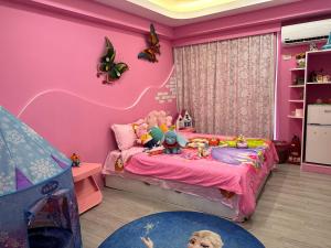 南湾Kenting Mola的粉红色的卧室,配有一张带娃娃的床