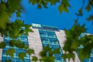 埃里温Holiday Inn Express - Yerevan, an IHG Hotel的上面有标志的建筑