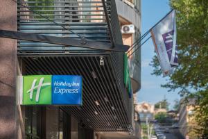 埃里温Holiday Inn Express - Yerevan, an IHG Hotel的建筑一侧的哈雷旅馆快车标志