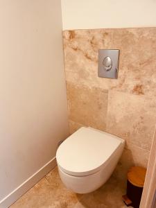 Bligny-lès-BeauneLogement B / Clos des Saunières的一间位于客房内的白色卫生间的浴室