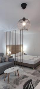 阿加索尼西岛Odysseas apartments的客房设有床、沙发和桌子。