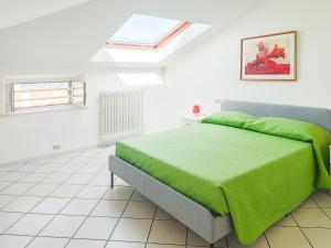 皮内托Homiday - BordoPineta Centro的一间卧室配有一张带绿毯的床