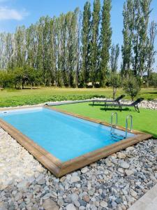 Bligny-lès-BeauneLogement B / Clos des Saunières的一个带长凳和野餐桌的游泳池