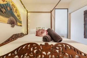 墨尔本Charming 1-Bedroom Heritage Apartment的一间卧室配有一张带枕头的木床