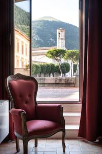 古比奥圣马可酒店的窗前的红椅