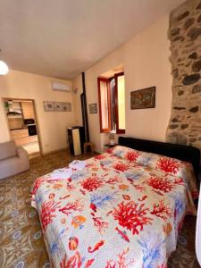 希拉Brezza Marina的一间卧室配有一张红色鲜花的大床