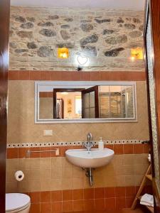 希拉Brezza Marina的一间带水槽、卫生间和镜子的浴室