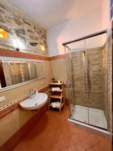 希拉Brezza Marina的一间带水槽和淋浴的浴室