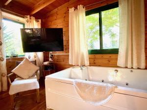 埃米瑞姆Adventure - חוויה的带电视的客房内的白色大浴缸