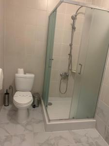 乌日霍罗德阿特兰特酒店的一间带卫生间和玻璃淋浴间的浴室