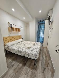 佛罗伦萨Kos的一间卧室配有一张床,铺有木地板