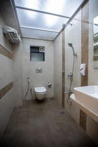 孟买Hotel Naaz Executive的浴室配有卫生间、盥洗盆和淋浴。