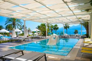 安塔利亚Akra Antalya的一个带桌椅的度假村游泳池