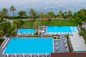安塔利亚Akra Antalya的享有度假村游泳池的空中景致