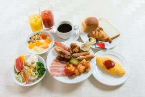 磐城岩城大公园酒店的餐桌,早餐盘和饮料
