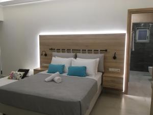 斯陶帕ΤΟ ΠΕΤΡΙΝΟ / THE PETRINO APARTMENTS的一间卧室配有一张带蓝白色枕头的大床