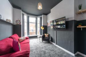 赫尔Shalom 3 bed Sleeps 5 - Ideally Located in Hull的客厅配有粉红色的沙发和椅子