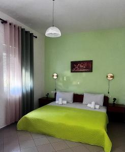 巴利恩贝拉维斯塔酒店的绿色卧室配有带灯的绿色大床
