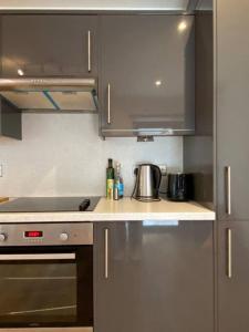 伦敦Large 2bed flat near TowerBridge的厨房配有不锈钢橱柜和炉灶。