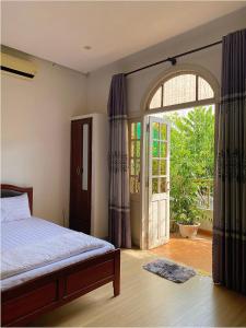 岘港Salyna Motel的一间卧室设有一张床和一个开放式门