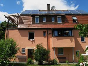 阿巴斯塔特Gästeapartments Haus Kohler的屋顶上设有太阳能电池板的房子