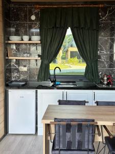 OfOf Çamlık bungalov的厨房配有桌子、水槽和窗户
