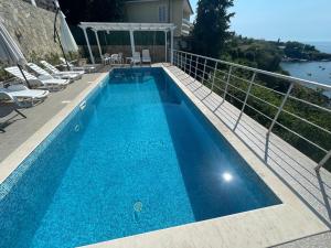 索佐波尔Villa Mare Blu的一座蓝色的游泳池
